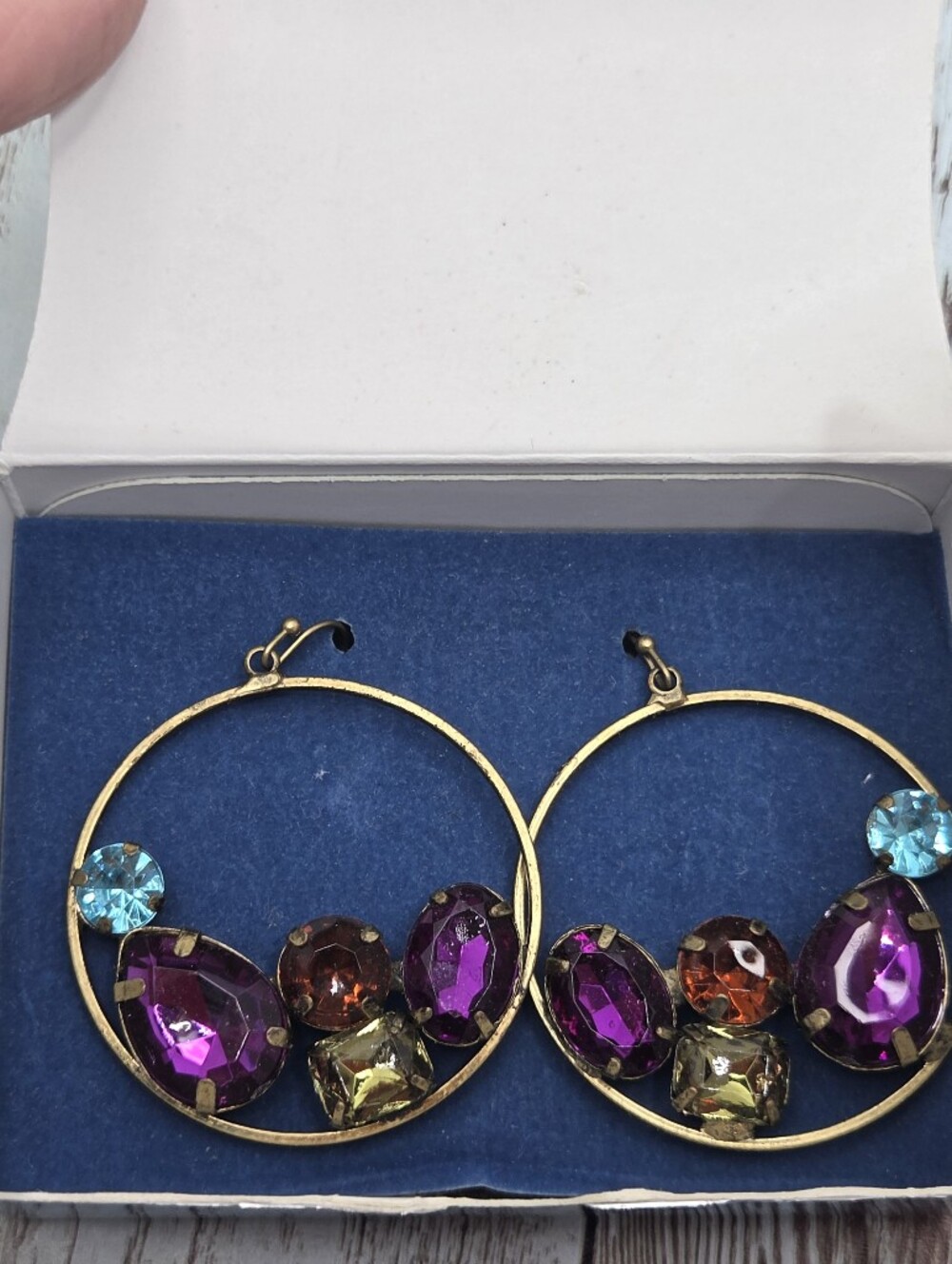 NIB Vintage 2008 Avon Jeweltone Rhinestone Hoop Earrings 💜 Gold Tone ✨